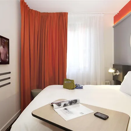 罗阿纳中央车站宜必思尚品酒店 罗阿纳